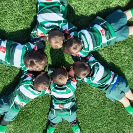 Une équipe de baby rugby